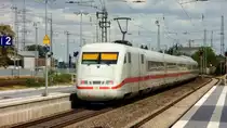 401 082 wartet als ICE 74 nach Kiel in Biblis auf einen entgegenkommenden ICE. Wegen Bauarbeiten zwischen Groß-Rohrheim und Biblis war die Strecke nur eingleisig befahrbar. Aufgenommen am 22. September.