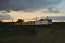 Captrain 193 891-9 mit einem Containerzug, unterwegs in Richtung Schwerin. 3km östlich von Büchen, 13.09.2018.