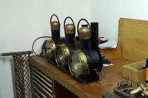 LETZTE DAMPFFAHRT DER HISTORISCHEN DAMPFLOK G 3/3 5  GEDEON THOMMEN 
vom 23. September 2018.
WALDENBURGERBAHN BLT/WB
Impressionen von diesem letzten und traurigen Betriebstag.
Die drei Lampen von  GEDEON THOMMEN  im Lokschuppen für die letzte Fahrt bereit.
Fotografieren im Lokschuppen erlaubt.
Foto: Walter Ruetsch

