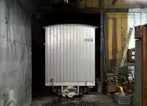 LETZTE DAMPFFAHRT DER HISTORISCHEN DAMPFLOK G 3/3 5  GEDEON THOMMEN 
vom 23. September 2018.
WALDENBURGERBAHN BLT/WB
Impressionen von diesem letzten und traurigen Betriebstag.
G 208 und B 48 im Lokschuppen auf die letzte Fahrt wartend.
Fotografieren im Lokschuppen erlaubt.
Foto: Walter Ruetsch
