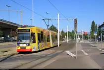 MGT6D, Wagen 641 mit Werbung für Lotto Sachsen-Anhalt, der Halleschen Verkehrs-AG (HAVAG) als Linie 5 von Rennbahnkreuz nach Bad Dürrenberg verlässt die Haltestelle Glauchaer Platz.
Diese Linie hat aufgrund von Baumaßnahmen einen anderen Laufweg.
[29.6.2018 | 9:20 Uhr]