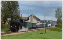 433 001 bei der Ausfahrt aus Kremze mit ihrem Sonderzug OS 28863 von Budweis nach Krumau an der Moldau am 22.9.2018.

2011 gab es hier noch keinen Mittelbahnsteig. 
http://www.bahnbilder.de/bild/Tschechien~Dampfloks~BR+310/558617/310-093-ex-kkstb-97194-mit.html