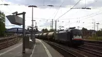 182 565-2 von MRCE kommt aus Richtung Aachen-West,Aachen-Schanz  mit einem Silozug aus Herentals(B) nach Augsburg(D) und fährt durch Aachen-Hbf in Richtung Aachen-Rothe-Erde,Stolberg-Hbf(Rheinland)Eschweiler-Hbf,Langerwehe,Düren,Merzenich,Buir,Horrem,Kerpen-Köln-Ehrenfeld,Köln-West,Köln-Süd. 
Aufgenommen vom Bahnsteig 6 vom Aachen-Hbf. 
Bei Sonne und Wolken am Nachmittag vom 30.8.2018.