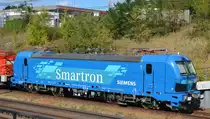 Wie alle zwei Jahre gestaltet sich auch dieses Jahr der Abtransport der auf der InnoTrans 2018 in Berlin gezeigten Bahnfahrzeuge zeitaufwendig, mühselig und logistisch kompliziert, hier wird gerade bei schönem Sonnenschein der Siemens Smartron   192 001  [NVR-Number: 91 80 6192 001-6 D-SIEAG] vom Freigelände des Messegeländes zum Bahnanschluss am S-Bhf. Berlin-Heerstr. durch 298 322-9 rangiert, 25.09.18