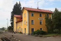 Aufnahmsgebäude des Bahnhof Trebon am 04.August 2018. 