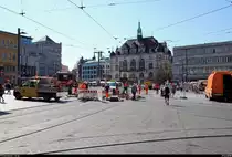 Blick auf Gleisbauarbeiten für die Hallesche Verkehrs-AG (HAVAG) an der Haltestelle Marktplatz, die vier Tage andauerten.
Währenddessen blieb die Strecke von und zum Franckeplatz voll gesperrt, sodass zahlreiche Linien umgeleitet und Baustellenlinien eingerichtet wurden.
[29.6.2018 | 9:40 Uhr]
