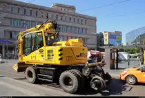 Blick auf einen ATLAS Zweiwegebagger der GP Günter Papenburg AG, der im Rahmen von Gleisbauarbeiten für die Hallesche Verkehrs-AG (HAVAG) an der Haltestelle Marktplatz steht, die vier Tage andauerten.
Währenddessen blieb die Strecke von und zum Franckeplatz voll gesperrt, sodass zahlreiche Linien umgeleitet und Baustellenlinien eingerichtet wurden.
[29.6.2018 | 9:44 Uhr]
