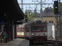 80-29 207-5 an der Spitze des aus Rumburk kommenenden Schnellzuges in Kolin einfahrend. 21.09.2018 15:08 Uhr.