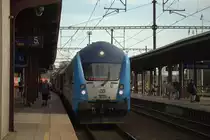 80 - 30 011 8  an der Spitze des Schnellzuges nach Usti nad Labem Sever kurz vor der Abfahrt aus Kolin. 21.09.2018 15:00 Uhr.