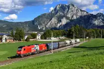 2016 910 mit einem Güterzug am 25.09.2018 bei Altmünster. 