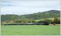 433 001 kurz vor Zlatá Koruna mit ihrem Sonderzug OS 28863 von Budweis nach Krumau an der Moldau am 22.9.2018.