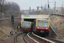Generationentreffen an der Bornholmerstraße. 
Die bislang jüngste Baureihe der S-Bahn Berlin der ET481 und die älteste noch im Betrieb befindliche Baureihe der ET485 auch liebevoll Coladose genannt begegneten sich am 23.3.18 an diesem geschichtsträchtigen Ort.