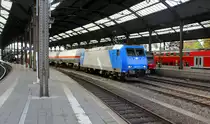 185 515-4 von Railtraxx  kommt aus Richtung Aachen-West,Aachen-Schanz mit einem gemischten Güterzug aus Antwerpen-Waaslandhaven(B) nach Linz-Voestalpine(A) und fährt durch Aachen-Hbf in Richtung Aachen-Rothe-Erde,Stolberg-Hbf(Rheinland)Eschweiler-Hbf,Langerwehe,Düren,Merzenich,Buir,Horrem,Kerpen-Köln-Ehrenfeld,Köln-West,Köln-Süd. Aufgenommen vom Bahnsteig 6 vom Aachen-Hbf. 
Bei Sonne und Wolken am Nachmittag vom 30.8.2018. 