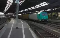 185 609-5 von Crossrail kommt aus Richtung Aachen-West,Aachen-Schanz mit einem Containerzug aus Zeebrugge-Ramskapelle(B) nach Oradea(RO) und fährt durch Aachen-Hbf in Richtung Aachen-Rothe-Erde,Stolberg-Hbf(Rheinland)Eschweiler-Hbf,Langerwehe,Düren,Merzenich,Buir,Horrem,Kerpen-Köln-Ehrenfeld,Köln-West,Köln-Süd. Aufgenommen vom Bahnsteig 6 vom Aachen-Hbf. 
Bei Sonne und Wolken am Nachmittag vom 30.8.2018. 