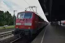 Vom Bahnsteig einen Nachschuß auf die 111 050-1 die einen Dostock aus Würzburg nach Osterburken gebracht. Nach einer längeren Wartezeit fährt sie dann wieder zurück.
Eigentlich würde der Zug nach Stuttgart durch fahren, aber zum Aufnahmezeitpunkt war die Strecke durch Bauarbeiten betrieblich eingeschränkt nutzbar. 25.5.2018