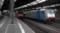 186 451-1 von Lineas/Railpool kommt aus Richtung Aachen-West,Aachen-Schanz mit einem gemischten Güterzug aus Antwerpen-Noord(B) nach Köln-Gremberg(D) und fährt durch Aachen-Hbf in Richtung Aachen-Rothe-Erde,Stolberg-Hbf(Rheinland)Eschweiler-Hbf,Langerwehe,Düren,Merzenich,Buir,Horrem,Kerpen-Köln-Ehrenfeld,Köln-West,Köln-Süd. Aufgenommen vom Bahnsteig 6 vom Aachen-Hbf. 
Bei Sonne und Wolken am Nachmittag vom 30.8.2018.