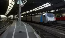 186 455-2 von Lineas/Railpool kommt aus Richtung Aachen-West,Aachen-Schanz mit einem gemischten Güterzug aus Antwerpen-Noord(B) nach Köln-Gremberg(D) und fährt durch Aachen-Hbf in Richtung Aachen-Rothe-Erde,Stolberg-Hbf(Rheinland)Eschweiler-Hbf,Langerwehe,Düren,Merzenich,Buir,Horrem,Kerpen-Köln-Ehrenfeld,Köln-West,Köln-Süd. Aufgenommen vom Bahnsteig 6 vom Aachen-Hbf. 
Bei Sonne und Wolken am Abend vom 30.8.2018.