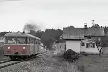 Frei von Stauden und Gestrüpp steht das alte Bahnwärterhäuschen nächst dem Einfahrsignal des Bahnhofes Bergla. 29.09.2018
