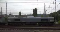 Die Class 66 266 035-5 von Railtraxx   fährt mit einem Güterzug aus  Köln-Eifeltor(D) nach Genk-Haven(B) bei der Ausfahrt aus Aachen-West in Richtung Montzen/Belgien. 
Aufgenommen vom Bahnsteig in Aachen-West. 
Bei Wolken am Abend vom 5.9.2018.