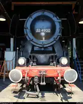Anlässlich der Eröffnung der neuen Zugbildungsanlage (ZBA) in Halle (Saale) nahe der Berliner Brücke öffnete auch das DB Museum Halle (Saale) bei freiem Eintritt seine Pforten.
Blick auf 52 4900 der Traditionsgemeinschaft Bw Halle P e.V., die im Ringlokschuppen ausgestellt ist. Es handelt sich um die letzte Kohlenstaubdampflok Deutschlands.
[29.6.2018 | 11:56 Uhr]