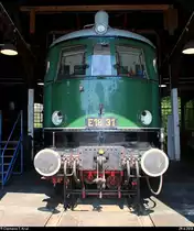 Anlässlich der Eröffnung der neuen Zugbildungsanlage (ZBA) in Halle (Saale) nahe der Berliner Brücke öffnete auch das DB Museum Halle (Saale) bei freiem Eintritt seine Pforten.
Blick auf 118 031 (218 031-3 | E18 031) der Traditionsgemeinschaft Bw Halle P e.V., die im Ringlokschuppen ausgestellt ist.
[29.6.2018 | 11:56 Uhr]