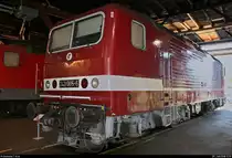 Anlässlich der Eröffnung der neuen Zugbildungsanlage (ZBA) in Halle (Saale) nahe der Berliner Brücke öffnete auch das DB Museum Halle (Saale) bei freiem Eintritt seine Pforten.
Blick auf 143 005-7 (243 005-6) der Traditionsgemeinschaft Bw Halle P e.V., die im Ringlokschuppen ausgestellt ist.
(Neubearbeitung)
[29.6.2018 | 11:56 Uhr]