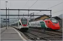 Gotthard-Reisezüge aus dem Hause Stadler in Riviera-Bironico: Während der SBB RABe 501 004 (UIC 93 85 0501 004-2 CH-SBB)  Giruno  zu Testfahren hier verweilt, sind zwei Tilo RABe 524 als RE 25082 von Milano nach Erstfeld unterwegs.
1. Oktober 2018