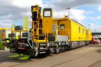 Die Fa. Harsco präsentiert auf der InnoTrans am 22.09.2018 in Berlin das Universalfahrzeug „Biasca“ (Xem 99 85 9181 013-5 CH-SBBI) für die Tunnelunterhaltung.
Die neuen Erhaltungsfahrzeuge sind eine wichtige Voraussetzung, damit die SBB den Gotthard- und später den Ceneri-Basistunnel erhalten kann. Nur ein optimal unterhaltener Tunnel garantiert den Kundinnen und Kunden einen einwandfreien, sicheren und pünktlichen Bahnbetrieb auf der Nord-Süd-Achse Gotthard. Die 30 Spezialfahrzeuge werden in den Erhaltungs- und Interventionszentren in Erstfeld und Biasca stationiert sein.
