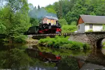 99 1542-2 dampft neben der Preßnitz über eine kleine Brücke der Preßnitztalbahn.