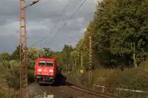 Blick auf die Front der 185 205, die am 03.10.2018 ihren Containerzug durch das herbstliche Südniedersachsen in Richtung Eichenberg zieht.