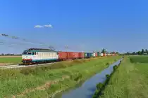 E 652 117 mit einem Containerzug am 05.09.2018 bei Reggio Emilia. 