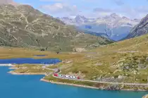 Ein unbekannter IR der RhB am Lago Bianco unweit der Station Ospizio Bernina 2253m am 26.08.2018