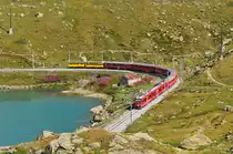 Der 12 ABe 8/12 3510  Alberto Giacometti  Bernina Express mit offenen Aussichtswagen am Lago Bianco kurz vor der Station Ospizio Bernina 2253m am 26.08.2018
