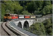 50 Jahre Blonay Chamby - MEGA BERNINA FESTIVAL: Die RhB Ge 2/2 (ex BB Ge 2/2 61) im ihrem zugedachten Betättigungsfeld: Vorspanndienst. Hier vor dem RhB ABe 4/4 35 auf dem Viadukt über die  Baie de Clarens  auf der Fahrt von Chaulin nach Blonay.
15. Sept. 2018

