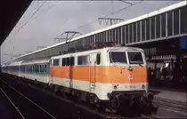 111134 in S-Bahn Lackierung steht hier am 19.4.1997 mit einer Nahverkehrsgarnitur am Bahnsteig im HBF Essen.