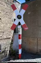 Anlässlich der Eröffnung der neuen Zugbildungsanlage (ZBA) in Halle (Saale) nahe der Berliner Brücke öffnete auch das DB Museum Halle (Saale) bei freiem Eintritt seine Pforten.
Blick auf ein Andreaskreuz von einem WSSB-Bahnübergang, der neben dem Eingang zum Ringlokschuppen ausgestellt ist.
Diese Art von Andreaskreuz mit integriertem Blinklicht ist irgendwie schon historisch, denn diese gesetzlich nicht mehr zulässigen Anlagen werden sukzessive durch neue ersetzt.
[29.6.2018 | 12:21 Uhr]