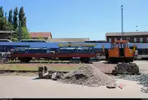 Anlässlich der Eröffnung der neuen Zugbildungsanlage (ZBA) in Halle (Saale) nahe der Berliner Brücke öffnete auch das DB Museum Halle (Saale) bei freiem Eintritt seine Pforten.
Blick vom Museumsgelände auf Akku-Schleppfahrzeug ASF 50 und einen beladenen Flachwagen, die in der Werkstatt von DB Regio Südost stehen.
[29.6.2018 | 12:31 Uhr]