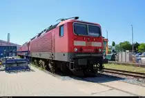 Anlässlich der Eröffnung der neuen Zugbildungsanlage (ZBA) in Halle (Saale) nahe der Berliner Brücke öffnete auch das DB Museum Halle (Saale) bei freiem Eintritt seine Pforten.
Blick vom Museumsgelände auf die dauerhaft abgestellte 143 959-5, die in der Werkstatt von DB Regio Südost steht.
[29.6.2018 | 12:31 Uhr]