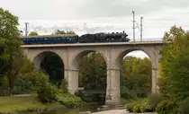 Anlässlich ihres 100-jährigen Jubileums besucht die S3/6 aus Nördlingen im Jahr 2018 ihre Schwesternloks in verschiedenen Eisenbahnmuseen. Am 03.10 ist sie mit ihrem Sonderzug auf dem Weg nach Freilassing, wo der Führerstand einer zerlegten BR 18 ausgestellt wird. Traunviadukt in Traunstein 

Hersteller: J.A. Maffei, München
Fabriknr.: 4536
Abnahmedatum: 01.08.1918
Erst-Bw: München Hbf
Umbeheimatungen: Augsburg, Ingolstadt, Lindau, Neu-Ulm, Ulm, Winterthur
Heimat-Bw. z.Z.d. Aufnahme: BEM Nördlingen
Eigentümer z.z.d. Aufnahme: Bayerisches Eisenbahnmuseum Nördlingen
ursprüngl. Fahrzeugnr.: 3673
UIC-Nr.: 90 80 0018 478-2 D-BYB
Betreibernr. z.Z.d. Aufnahme: 3673
Umnummerierungen: 18 478
z-Stellung: 13.04.1959
Ausmusterung: 14.07.1960
Radsatzfolge: 2'C1'h4v
Vmax (km/h): 120
Leistung (Psi): 1.770
Dienstmasse mit Tender (t): 135
Dienstmasse ohne Tender (t): 90
max. Radsatzfahrmasse (t): 17
LüP (mm): 23.230