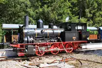 Bilder von der Coni'fer (Chemin de fer touristique Vallorbe - Pontarlier): Nach Ankunft in Fontaine-Ronde wird zuerst Wasser nachgefüllt. Gut sichtbar die Einzelteile dieser 1915 für die Alusuisse in Chippis gebauten Lok. 11.August 2018 