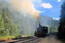 Bilder von der Coni'fer (Chemin de fer touristique Vallorbe - Pontarlier): Nachdem alles nachgefüllt wurde, umfährt die Lok ihren Zug. 11.August 2018 