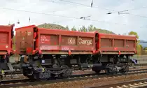 Drehgestell-Schüttgutkippwagen der DB Cargo mit der Nr. 31 RIV 80 D-DB 6770 450-8 Fans 128 beladen mit Schotter am 04.10.18 in einem gemischten Güterzug Bf. Flughafen Berlin-Schönefeld.