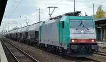 Die polnische Transchem Sp. z o.o. mit Alpha Trains Lok  E 186 133-5  [NVR-Number: 91 51 5270 007-5 PL-TM] und einem Ganzzug Staubgutwagen Richtung Polen am 04.10.18 Durchfahrt Bf. Flughafen Berlin-Schönefeld.