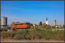 Nahezu Ausgestorben sind die alten Schrankenanlagen entlang der Graz Köflacher Eisenbahn. 
Während laufend an neuer Sicherungstechnik gearbeitet wird um Bahnübergänge vor Autofahrern zu schützen , so wird dieser Landwirtschaftliche Bahnübergang wohl in kürze abgetragen werden und mit ihm wohl auch der Nette alte Sperrschranken. 

VT 10.02 mit einer  Ausflugsfahrt  der Feuerwehr Hohlbach Riemerberg an diesem sonnigen 6.10.2018  