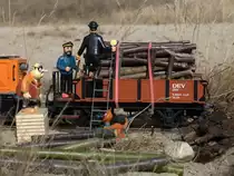 Könnte da etwas faul sein ? Der detektiv Schultz (nicht Schulz) Erklettert hier einen fertig beladenen Wagen am Partwitzer See. 10.06.2018  13:14 Uhr.