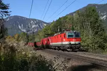 Zwischen Payerbach und Küb durch herbstliche Bäume hindurch,fahren 1144.101+1116 mit GAG-91025 am 6.10.18