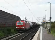 Nach dem die Kbs 495 eine ganze Weile wegen Personen im Gleis gesperrt war, rollen nun wieder Züge nach gut dreissig Minuten. Hier kommt die 193 304 mit einem Mischer gen Köln gefahren. Allerheiligen den  6.10.2018