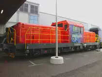 Auf der InnoTrans eigentlich wenig beachtet und in wenig fotogener Position: Eine von den 4(?) Hybridloks, die die DB bemerkenswerterweise nicht bei bekannten Firmen für derartige Nischenprodukte sondern beim chinesischen Konzern CRRC bestellt hat- mit einer Option auf vielleicht noch einmal 10 Stück. Diese hier hat noch keine Baureihennummer, ist aber der Anschrift nach der S-Bahn Hamburg zugedacht. Die Loks sollen für Überführungen, bei Bauarbeiten, zum Rangieren etc. verwendet werden. Dazu können sie dank  Litium -Batterien und Dieselaggregat   autark auch auf stromschienenlosen Gleisen unterwegs sein. Die Leistung wird so angegeben: 250kW mit Diesel, 150kW mit Batterieantrieb, 400kW wenn beide Antriebe laufen. Könnte auch für manche U-Bahn interessant sein...