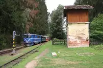 JHMD T47 015 (705 915-7) fährt am 05.August 2018 mit dem OS 21254 (Jindrichuv Hradec - Nova Bystrice) in den Bahnhof Strizovice ein.
