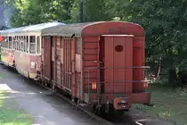 Noch mit seiner ursprünglichen Fahrzeugnummer angeschriebener ex CFR 10 53 1001 201-6 als letztes Fahrzeug des OS 21256 (Jindrichuv Hradec - Nova Bystrice) am 05.August 2018 im Bahnhof Strizovice.